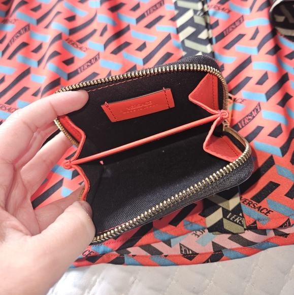 New, authentic Versace La Greca Print Zip Around Wallet. - Picture 3 of 4